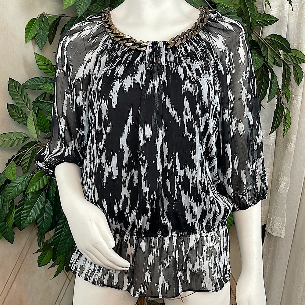 CHUNKY CHAIN NECK DETAIL 3/4” SLEEVE TOP